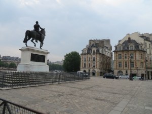 Statue of King Henry looking at Johnny Depp's apartment!